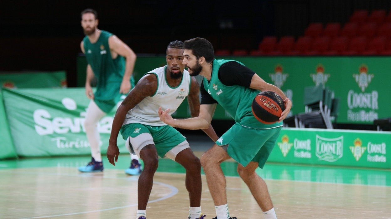 Shannon Evans y Pepe Pozas, en un entrenamiento del Coosur Betis