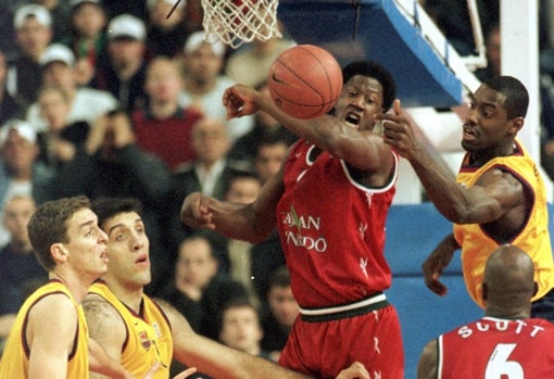 Pau Gasol, a la izquierda, junto a Dueñas, Kornegay, Elson y Scott en un Caja San Fernando - FC Barcelona de diciembre de 2000 en el pabellón San Pablo (72-67)