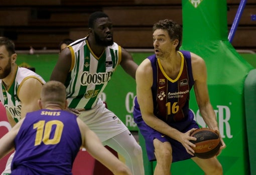 Pau Gasol, pivotando ante Ndoye, del Coosur Betis