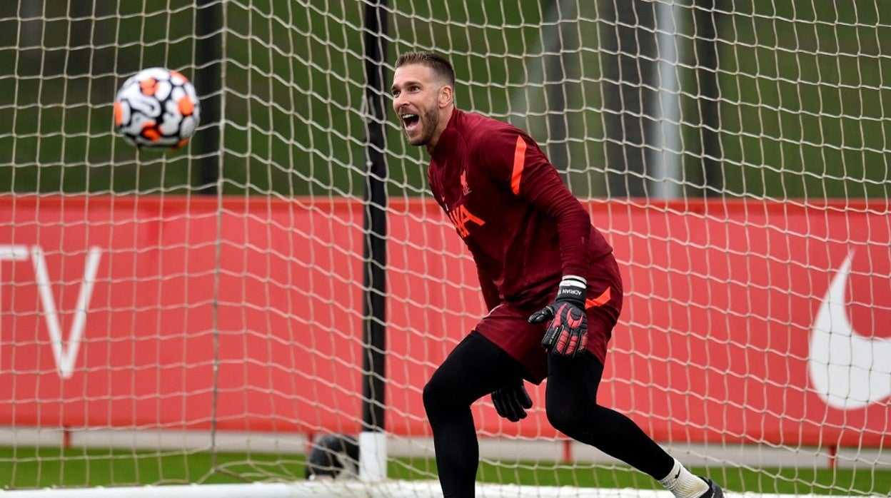 Adrián, en un reciente entrenamiento del Liverpool