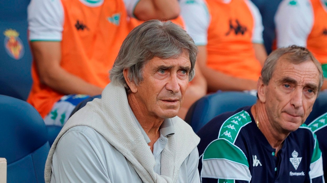 Manuel Pellegrini, en el banquillo verdiblanco en el Estadio de La Cerámica junto a su asistente Rubén Cousillas