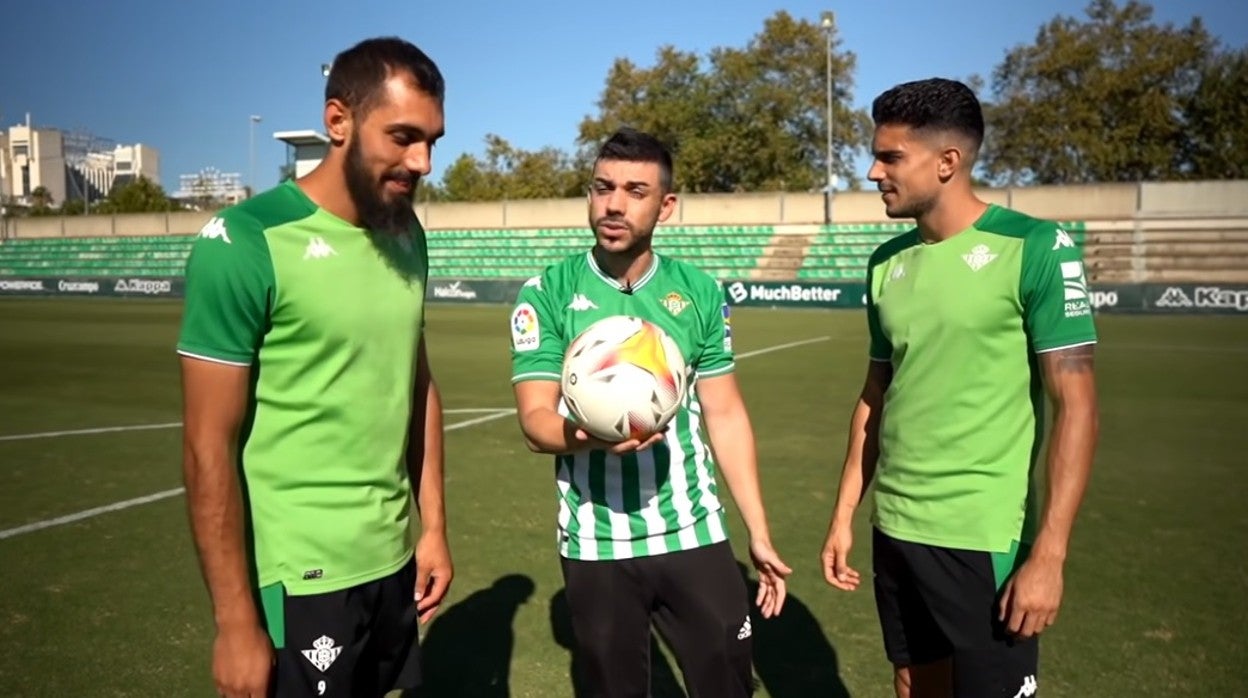 Borja Iglesias, Bartra y el reto del penalti mareado con DJMariio