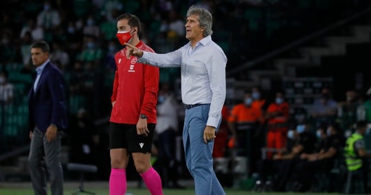 Pellegrini, durante el Real Betis-Getafe de LaLiga 21-22