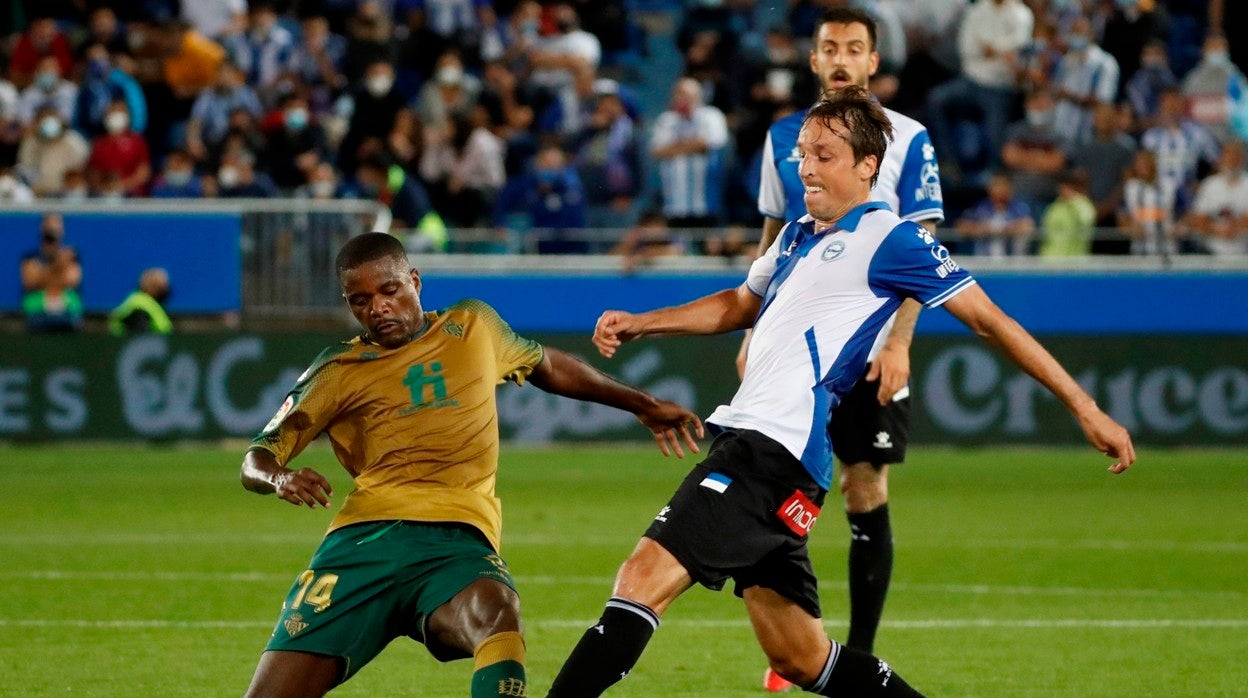 William disputa un balón con Pina en el encuentro de hoy