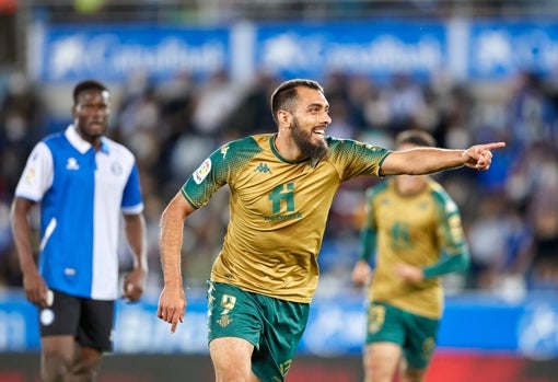 Borja Iglesias celebra el 0-1 del Betis ante el Alavés