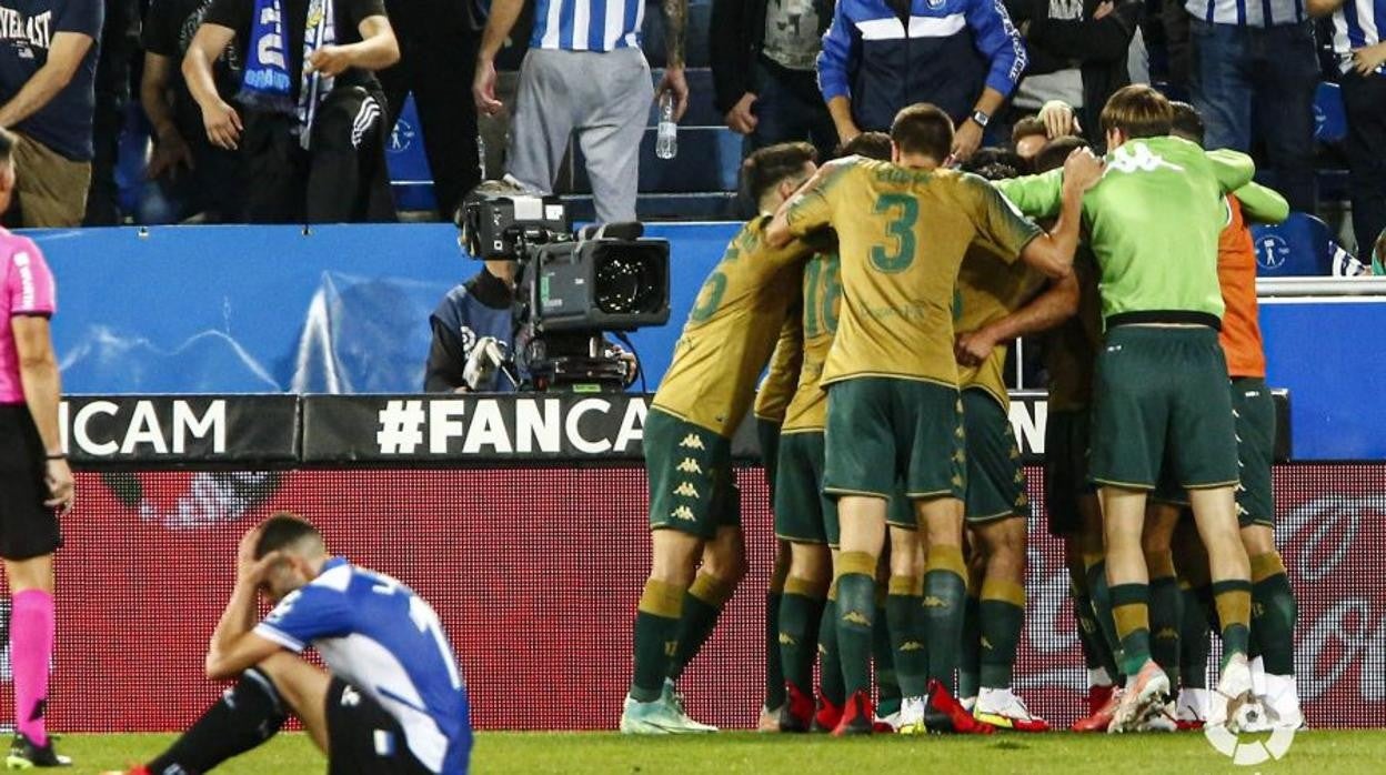 Los jugadores del Betis celebran el gol de Borja Iglesias