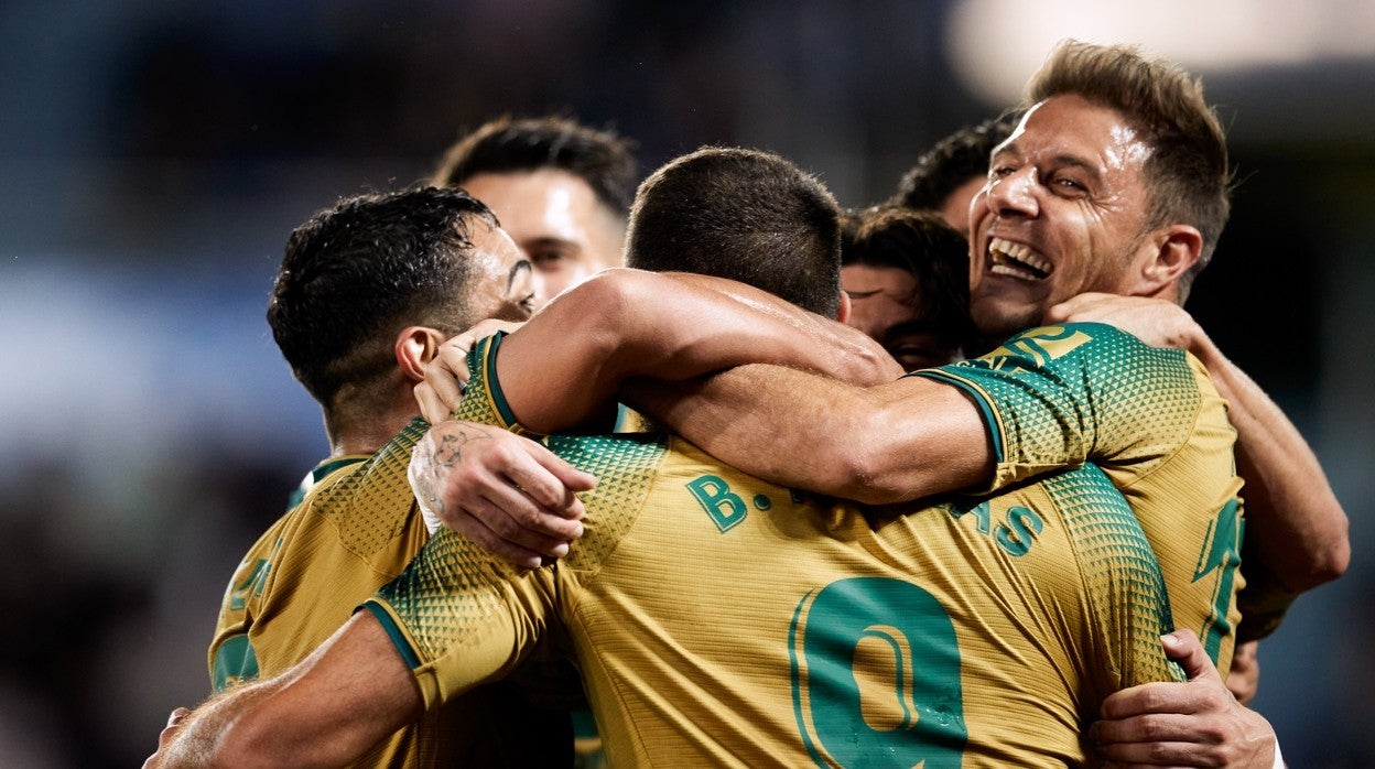 Joaquín, Fekir, Bellerín y Borja Iglesias celebran el 0-1 del Betis ante el Alavés
