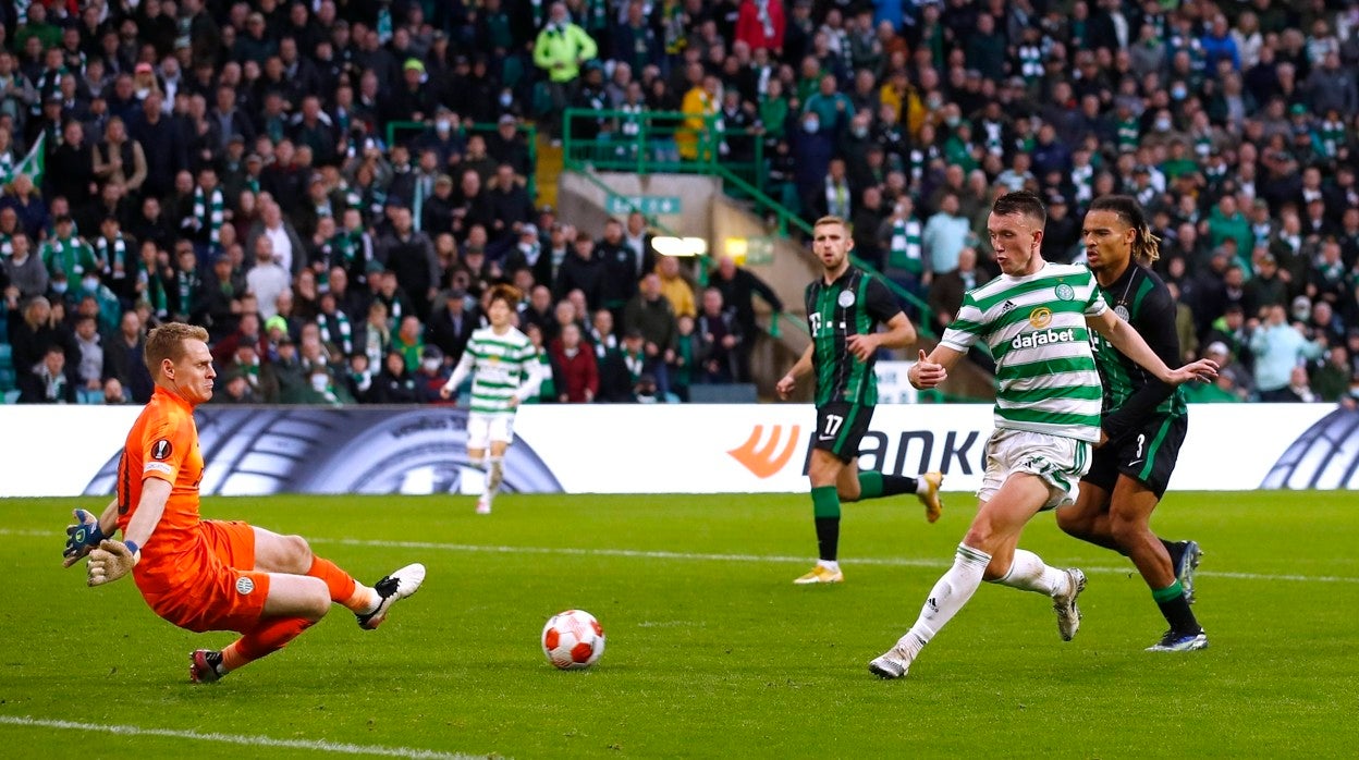 Turnbull supera al meta visitante durante el Celtic - Ferencvaros de la Liga Europa