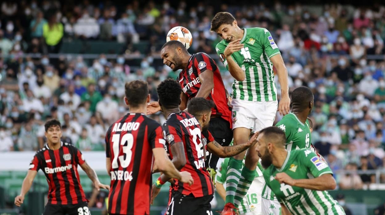 Los jugadores del Betis calientan antes de medirse al Bayer Leverkusen en el Benito Villamarín
