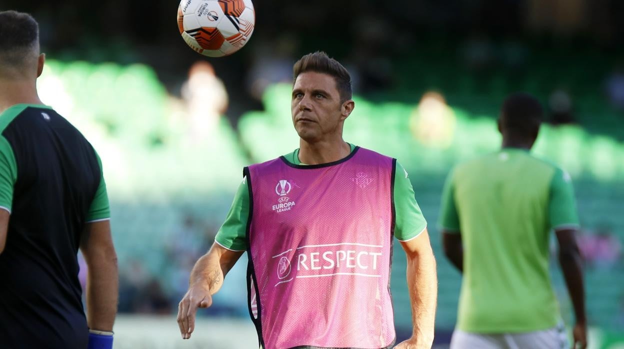 Joaquín, durante el calentamiento del Betis - Bayer Leverkusen