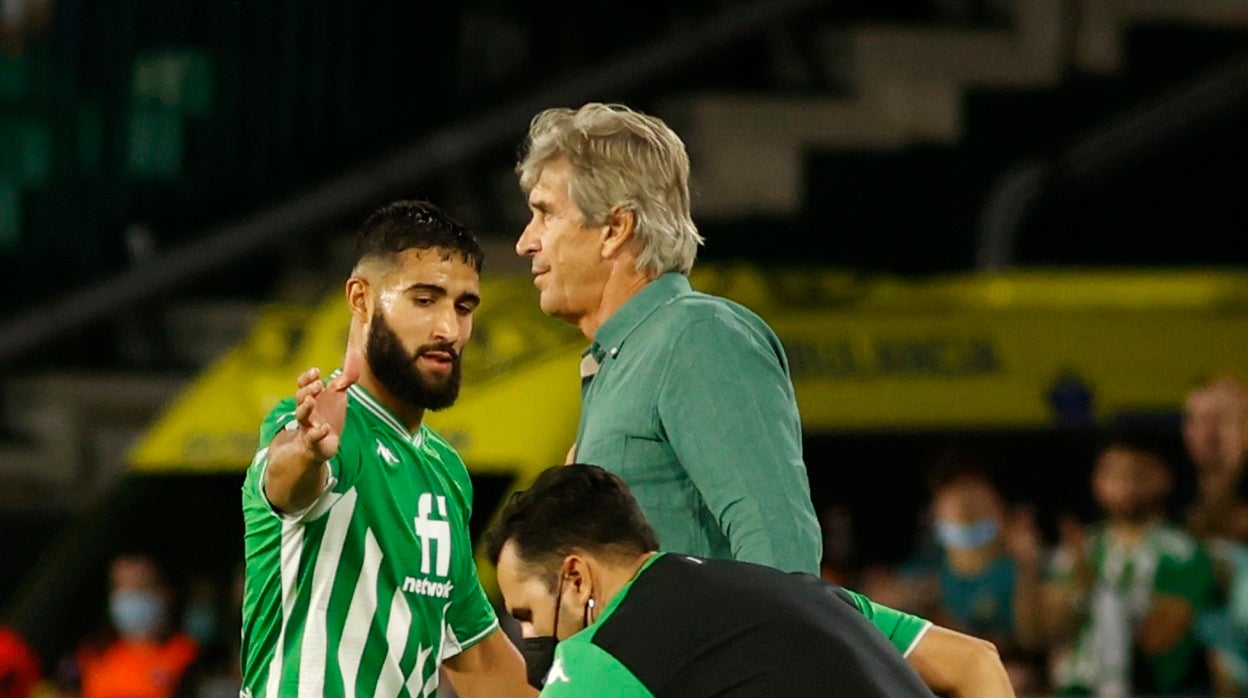 Fekir saluda a Pellegrini en el cambio del francés ante el Leverkusen