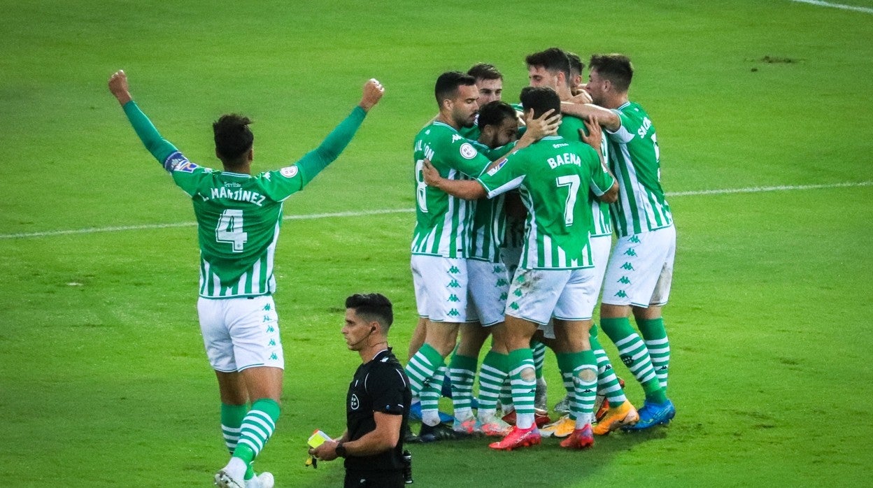 Piña de compañeros alrededor de Yassin Fekir en el gol del Betis Deportivo