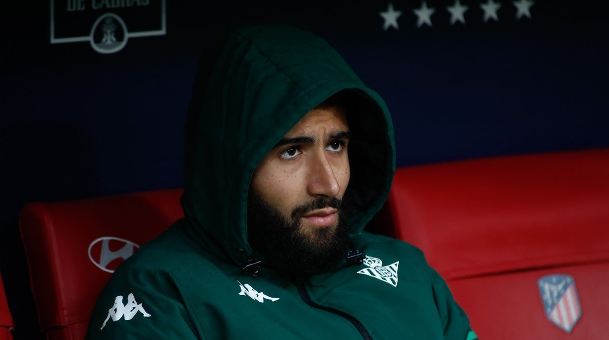 Fekir, en el banquillo del Wanda Metropolitano durante el partido ante el Atlético de Madrid