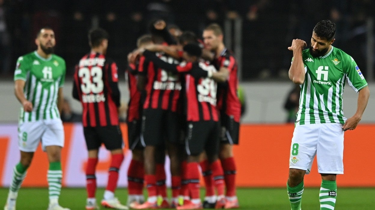 Fekir, desolado, tras uno de los goles del Leverkusen; al final, acabó expulsado