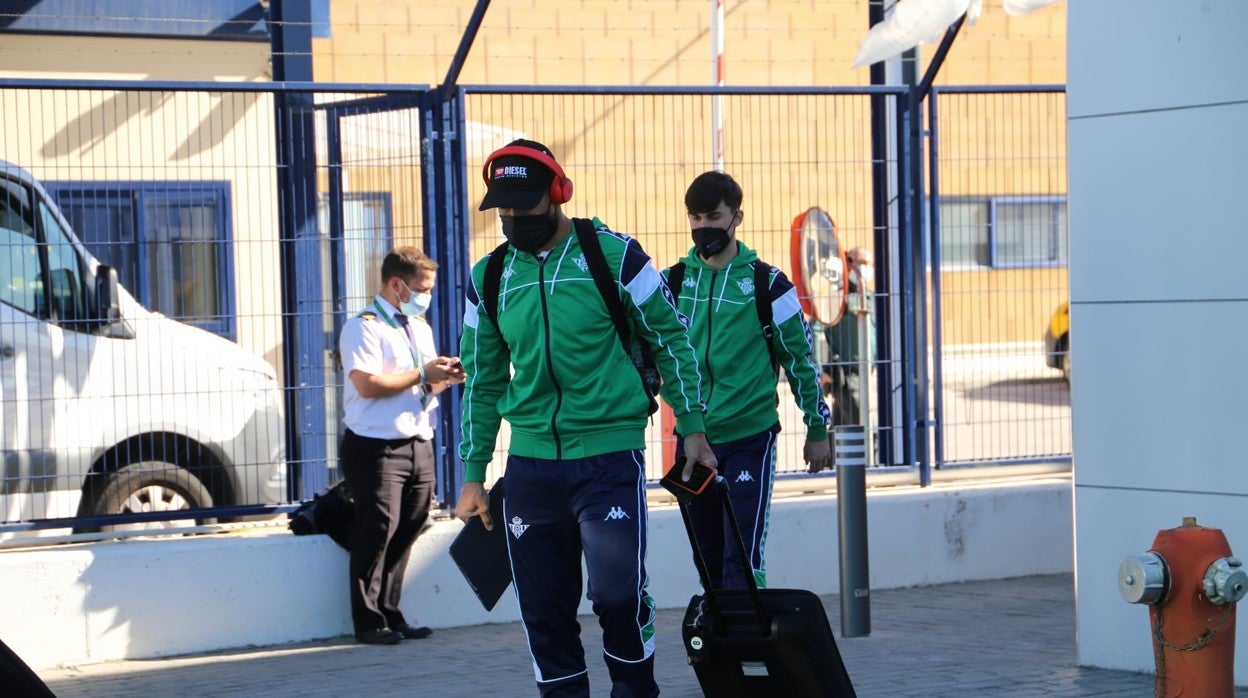 Fekir y Rodri, a la llegada del Betis a Sevilla procedente de Alemania