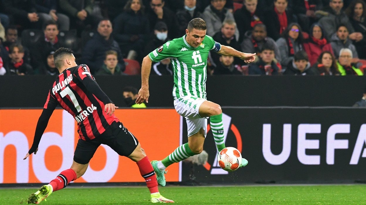 Joaquín trata de superar a Paulinho en un lance del Leverkusen-Betis