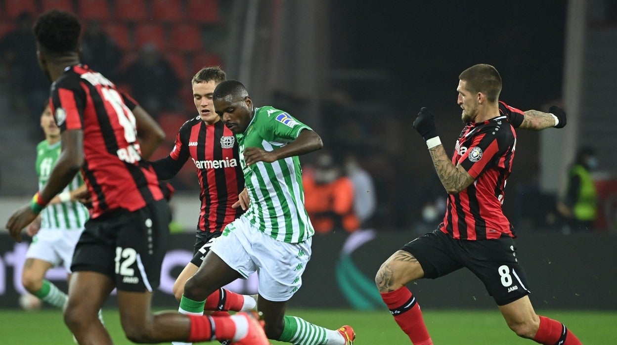 William Carvalho disputa un balón con Andrich durante el encuentro de ayer