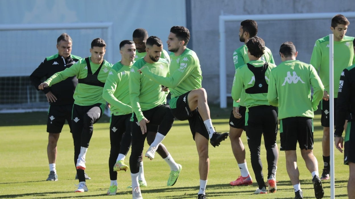 Los jugadores del Real Betis se ejercitan en la ciudad deportiva