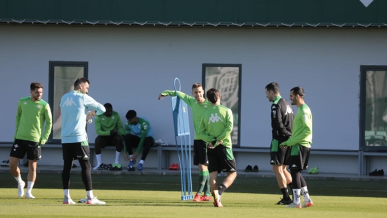 Varios jugadores del Betis departen en el entrenamiento de hoy