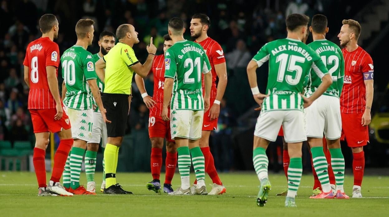 Bellerín, William Carvalho y Pezzella, desolados tras el 0-1 de Acuña