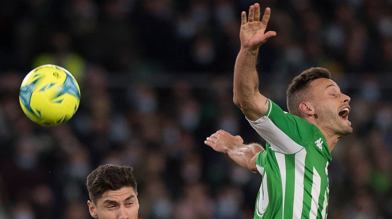 Montiel y Canales, durante el derbi Betis - Sevilla
