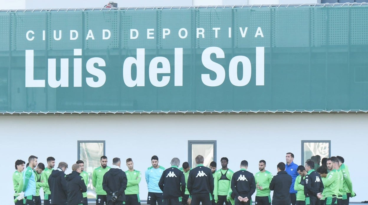 Pellegrini dialoga con sus jugadores en un entrenamiento