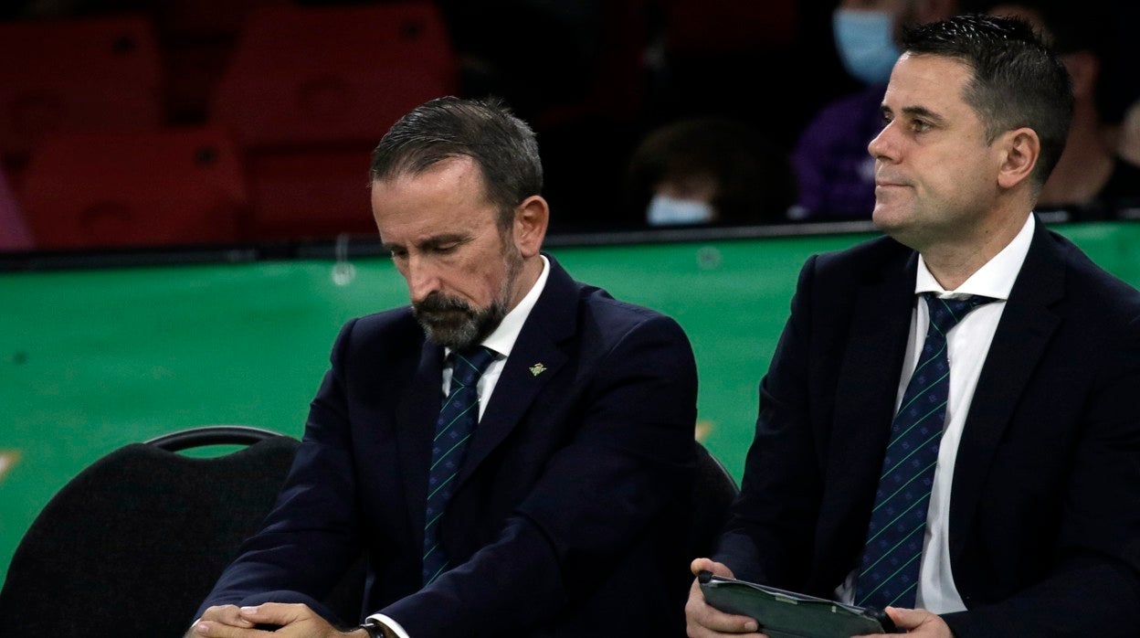 Joan Plaza, lamentándose en el banquillo durante un partido del Coosur Betis