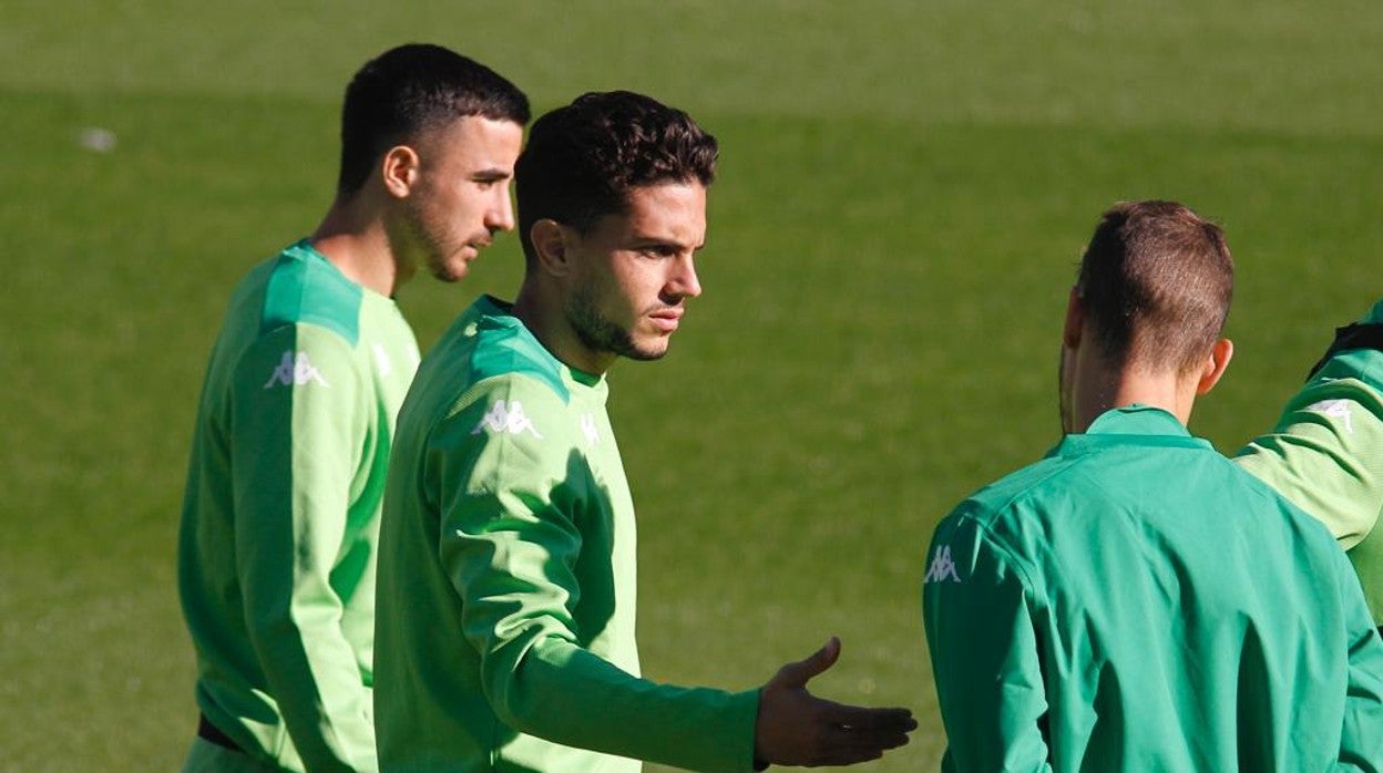 Bartra dialoga con Canales en presencia de Rober en el último entrenamiento previo al Betis - Ferencvaros de la Europa League