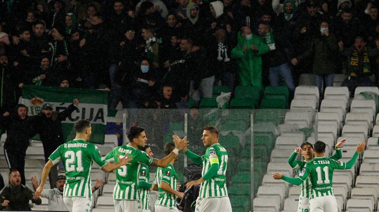 Los futbolistas del Betis se acercan a Tello para felicitarle por su gol al Ferencvaros