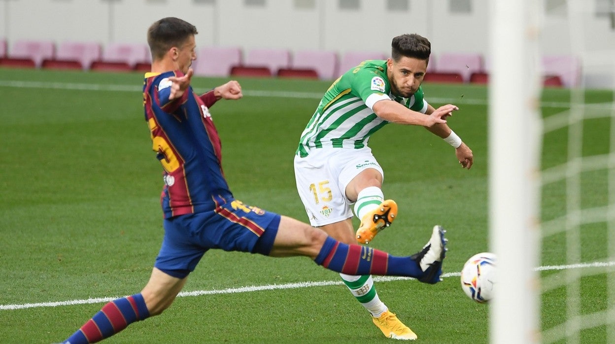 Álex Moreno, chutando ante la oposición de Lenglet en el último Barcelona - Betis