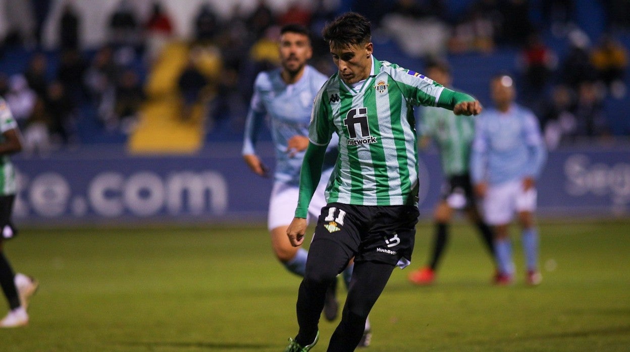 Tello conduce el balón durante el CFI Alicante-Real Betis de la primera eliminatoria de la Copa del Rey