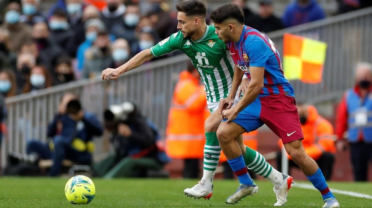 Álex Moreno disputa un balón con Abde durante el encuentro disputado esta tarde en el Camp Nou