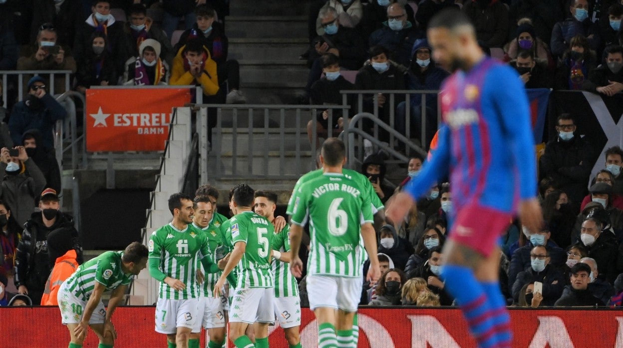 Los jugadores del Betis celebran el gol de Juanmi en el partido disputado esta tarde ante el FC Barcelona