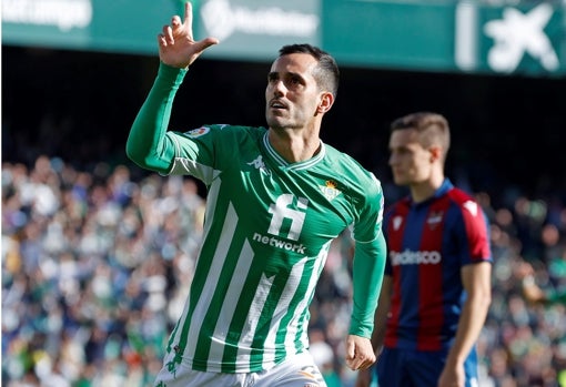 Juanmi celebra uno de los goles marcados en el Real Betis-Levante UD de LaLiga 21-22