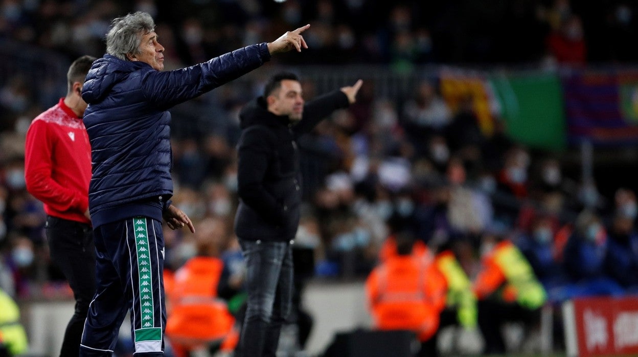 El entrenador del Real Betis, Manuel Pellegrini, da instrucciones durante el encuentro disputado el pasado sábado ante el FC Barcelona