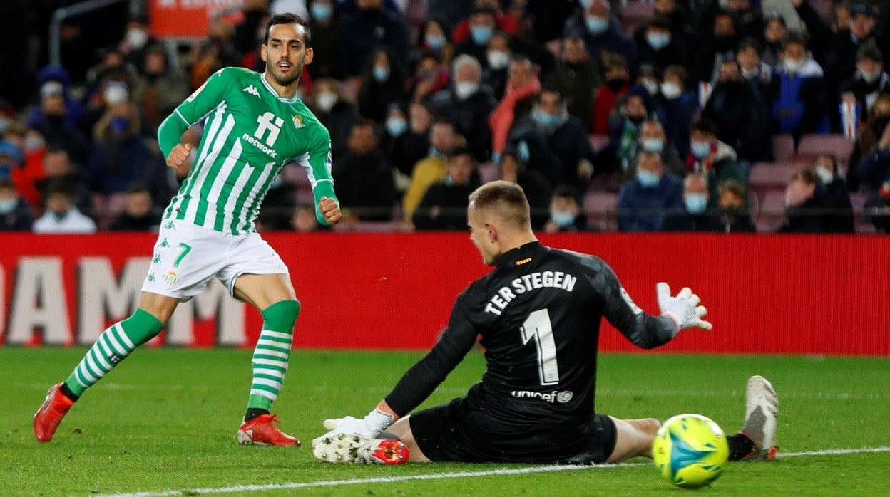 Juanmi supera a Ter Stegen en el encuentro disputado en el Camp Nou entre Barcelona y Betis