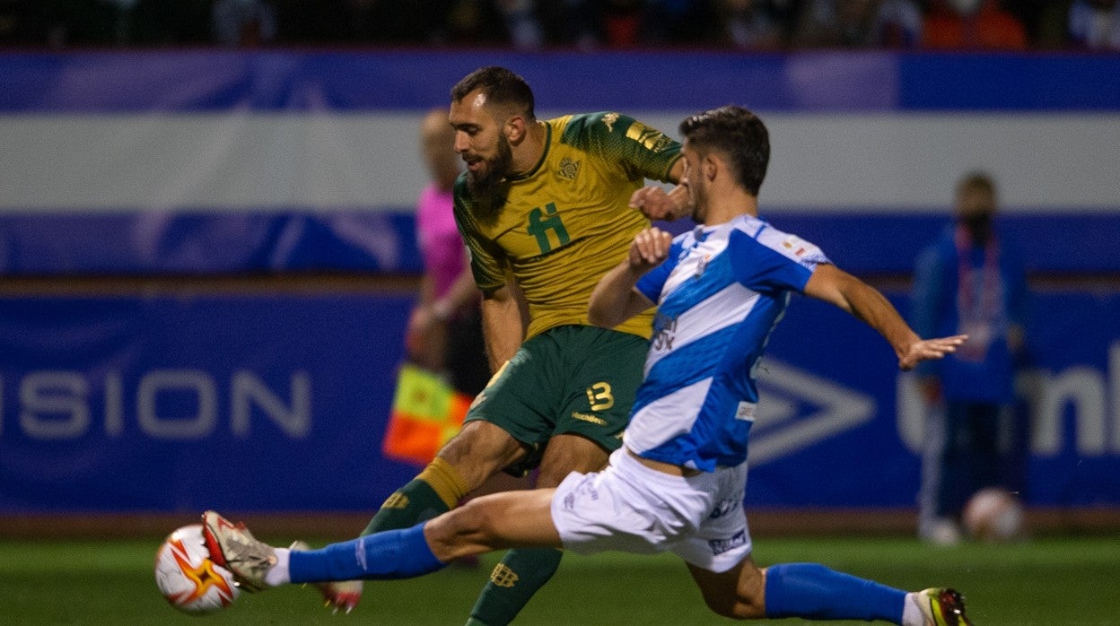 Borja Iglesias dispara para marcar el 1-1 en el Talavera - Betis