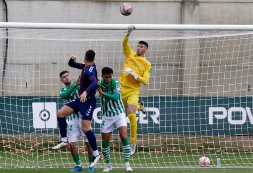 Rebollo sale con todo en un partido en la Luis del Sol