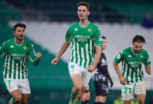 Raúl celebra un gol con el Betis Deportivo