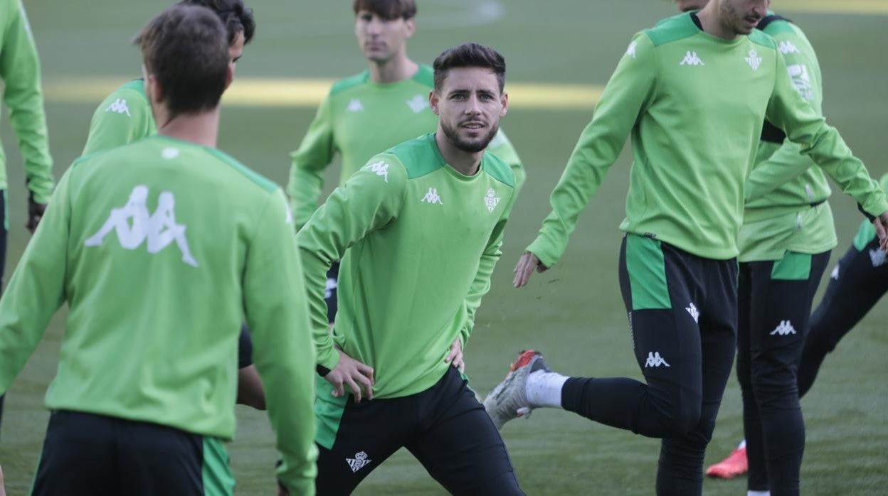 Álex Moreno junto a sus compañeros en el entrenamiento de este jueves en el estadio Benito Villamarín
