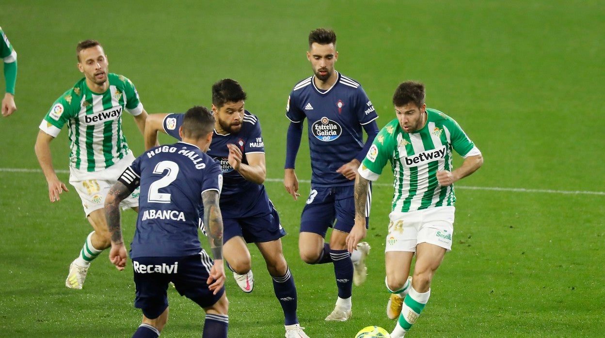 Aitor Ruibal conduce la pelota en el Betis - Celta de la pasada temporada