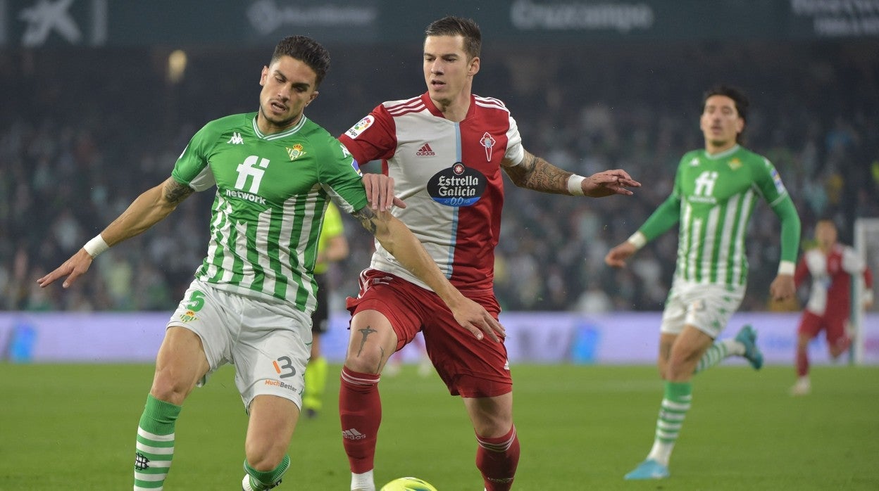 Marc Bartra protege el balón ante un jugador del Celta