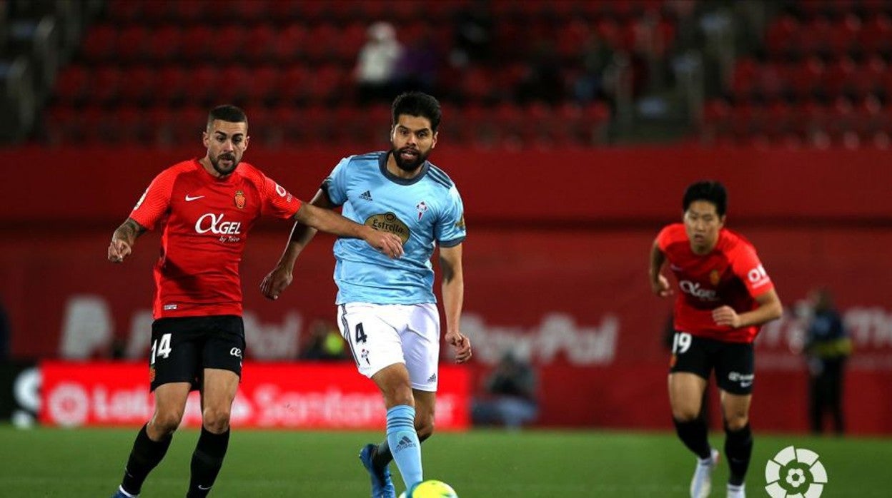 Dani Rodríguez y Néstor Araujo, durante el RCD Mallorca-RC Celta de LaLiga 21-22