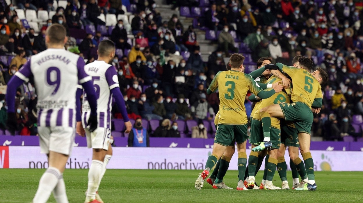 Los jugadores del Betis, tras uno de los goles marcados en el encuentro de hoy