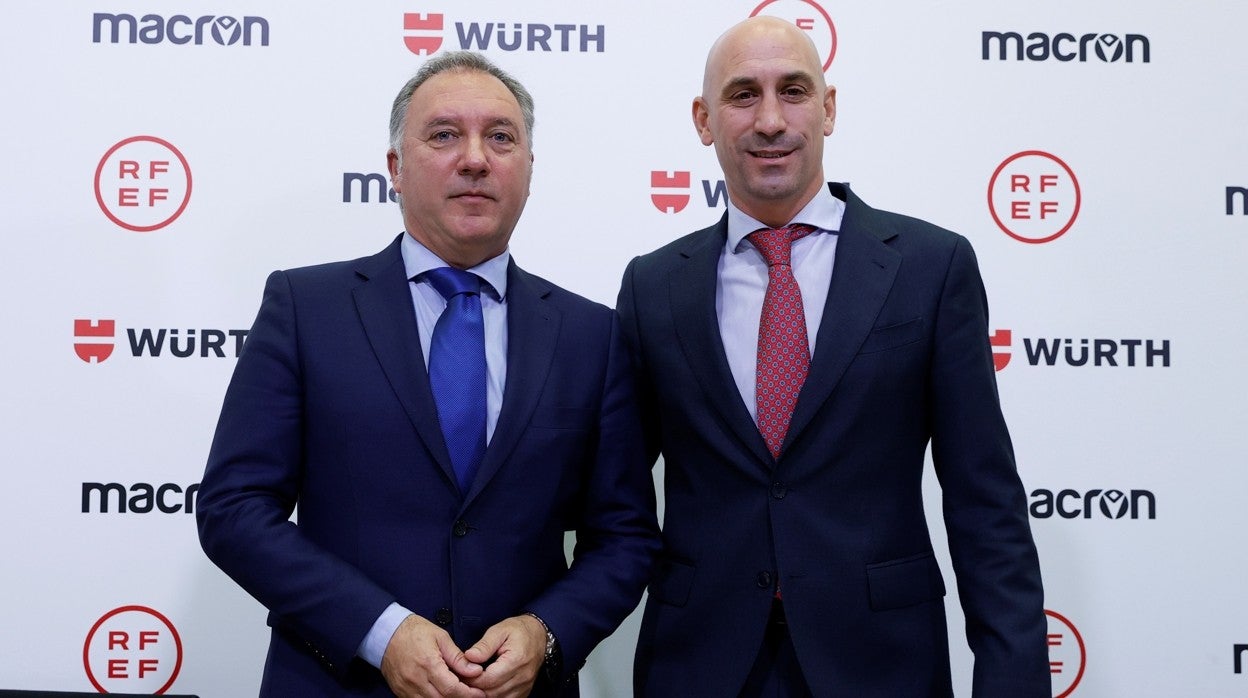Luis Medina Cantalejo, presidente del Comité Técnico de Árbitros, junto a Luis Rubiales, presidente de la Real Federación Española de Fútbol