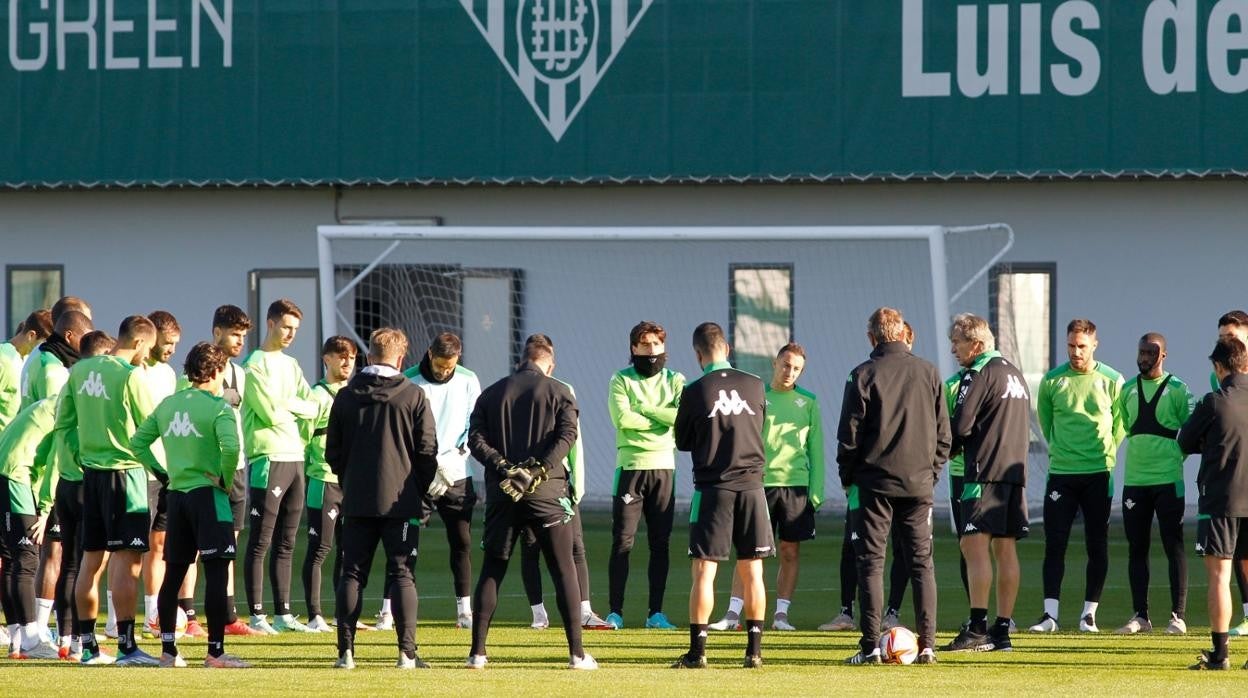 Jugadores y técnicos del Real Betis, en el inicio del entrenamiento de esta mañana