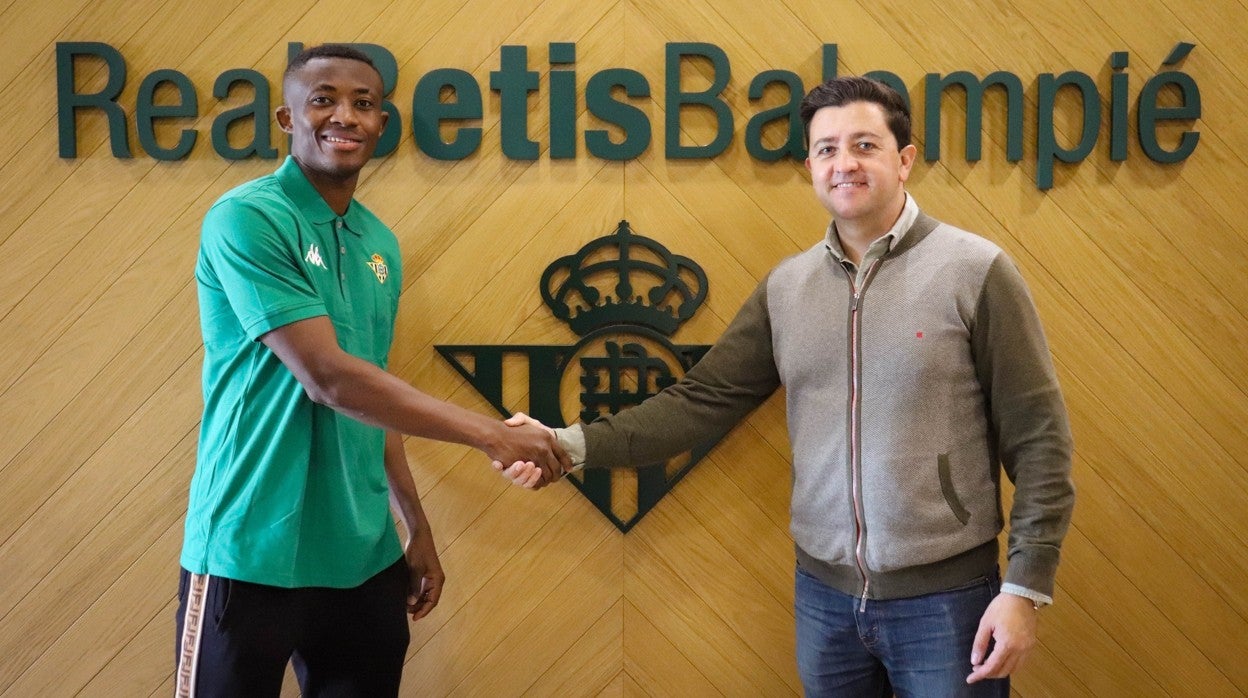 Bandaogo posa con una bufanda del Betis el día que fichó