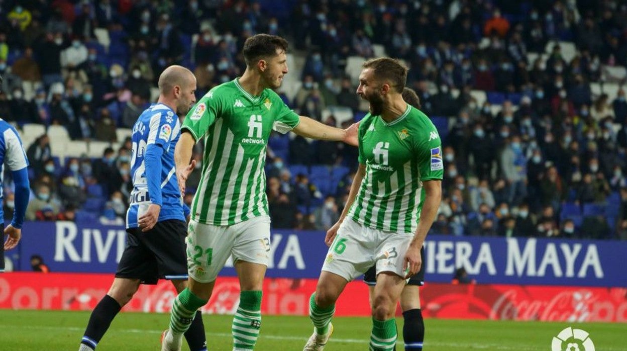 Guido Rodríguez y Germán Pezzella celebran el gol del pivote en el Espanyol - Betis