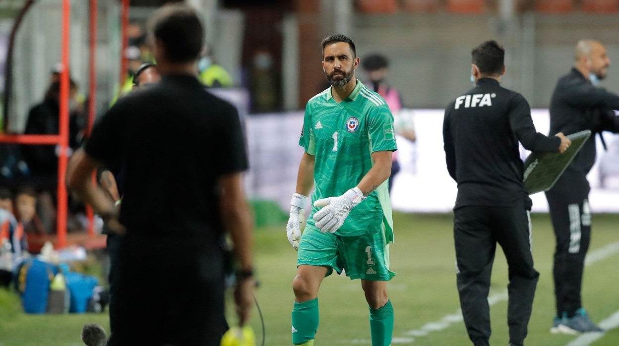 Claudio Bravo tras abandonar el terreno de juego en el Chile - Argentina