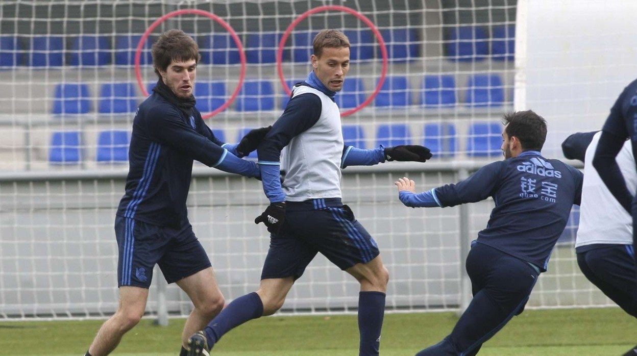 Aritz Elustondo marca a Sergio Canales durante un entrenamiento con la Real Sociedad